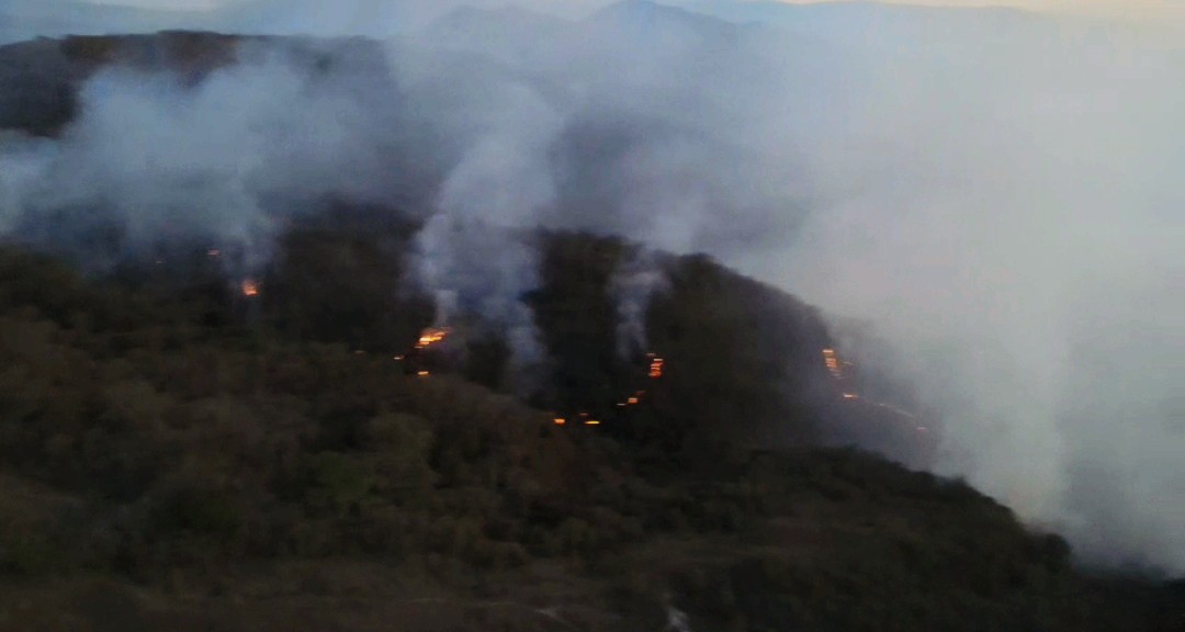 Así amaneció Payandé: el fuego continúa y el humo cubre el corregimiento