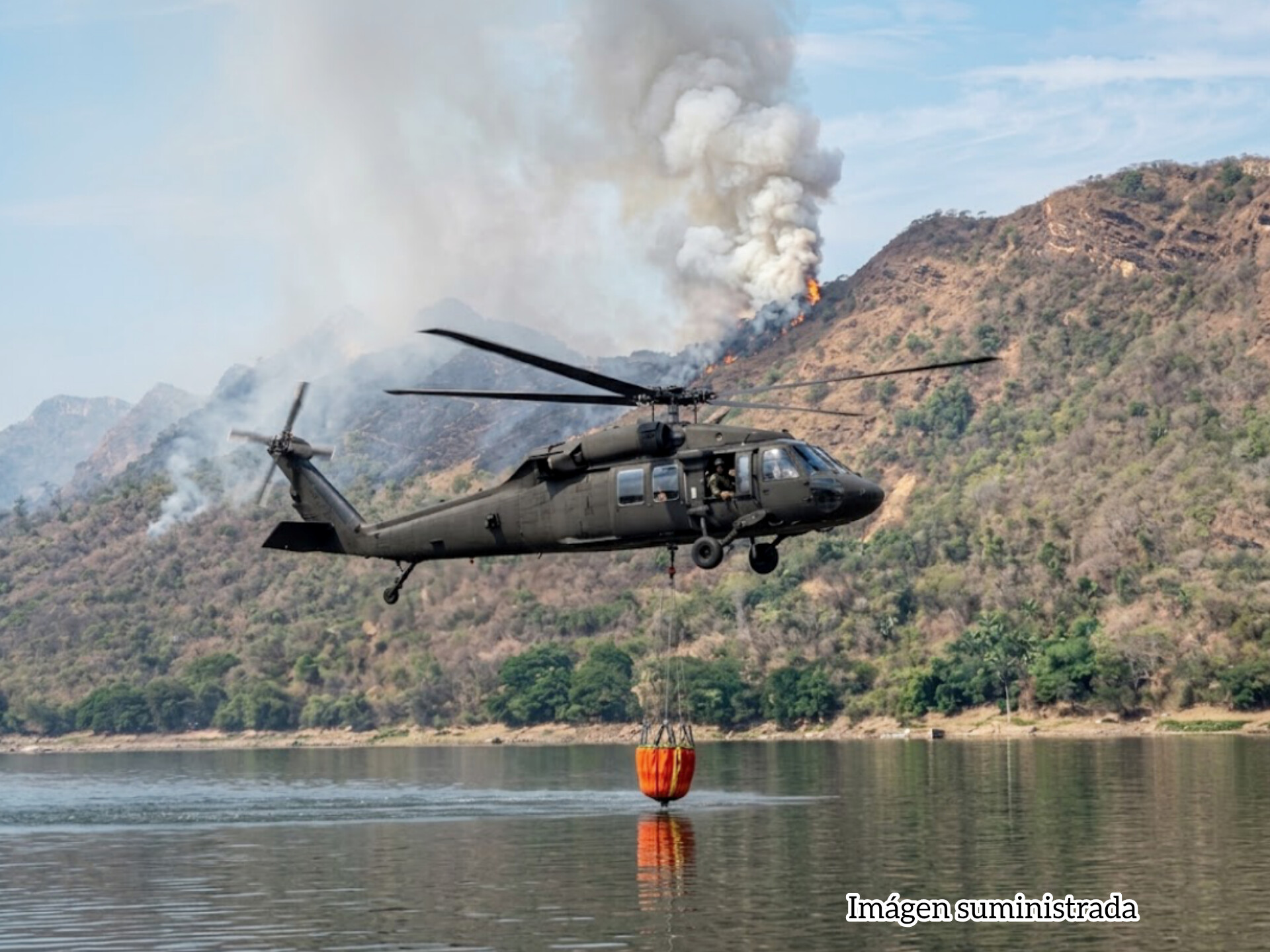 Helicóptero del Ejército apoya con sistema Bambi Bucket el combate del incendio en la Represa de Prado, Tolima