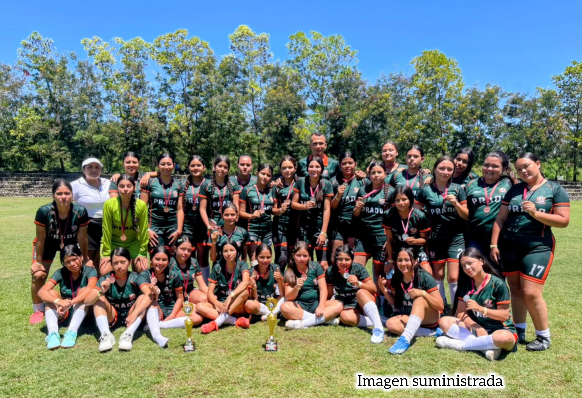 Chicas futbolistas de Prado, Tolima, suben al podio de los Intercolegiados en Ibagué